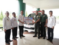 Pj.Bupati Pringsewu Serahkan Bantuan Ambulance Kepada Kodim 0424
