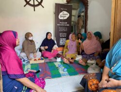 Senyum Mbah Tumirah Merekah Bersama Teras Senja