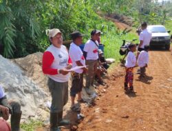 Orang Muda Ganjar Bantu Perbaiki Jalan Masyarakat Desa Karang Sari