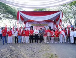 Penjabat Bupati Pringsewu Bagikan Bendera Merah Putih Kepada Warga