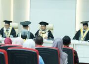FEB Unila Adakan Ujian Terbuka Promosi Doktor Ilmu Ekonomi, Dr Suripto Ucapkan Selamat Pada Deny Rolind Zabara