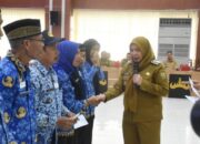 Walikota Eva Dwiana Serahkan 115 SK Pensiun PNS Kota Bandarlampung