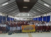 Coach Priska Sahanaya Memberdayakan Generasi Muda Melalui Program Public Speaking di SMP Tarakanita 2 Bersama Pronas