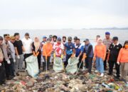 Pj Gubernur Samsudin Bersama Masyarakat Lakukan Aksi Bersih-Bersih Pantai di Payang Panjang Sukaraja Bandarlampung