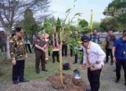 Pj.Gubernur Lampung Tanam Bambu di Kantor Bupati Pringsewu