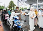 Semangat Ramadan, TP PKK dan DWP Provinsi Lampung Berbagi Takjil Meski Sempat Diguyur Hujan