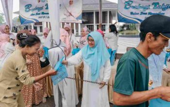 Kolaborasi TP. PKK, DWP, dan OPD Lampung Bagikan 300 Paket Takjil Ramadan