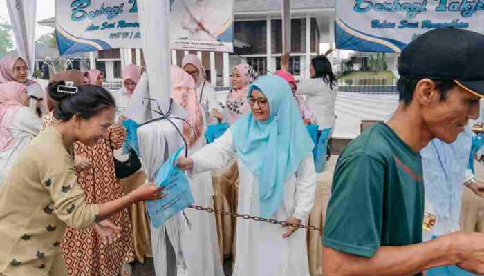 Kolaborasi TP. PKK, DWP, dan OPD Lampung Bagikan 300 Paket Takjil Ramadan